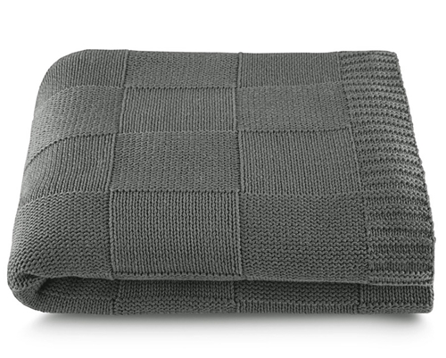 manta trico plaid by the bed